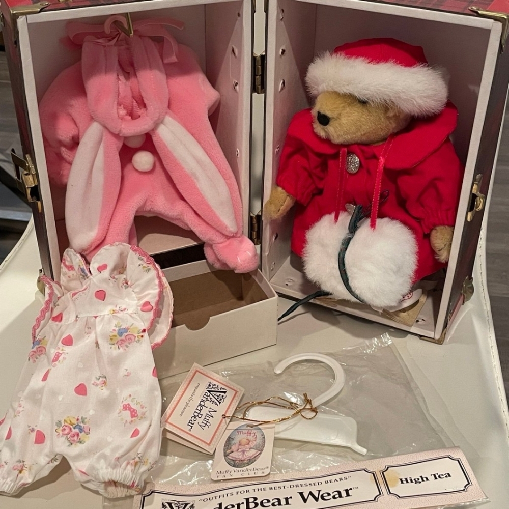 Muffy VanderBear Bear 1982 and Red Trunk with Alternate Outfits FLAWED READ
